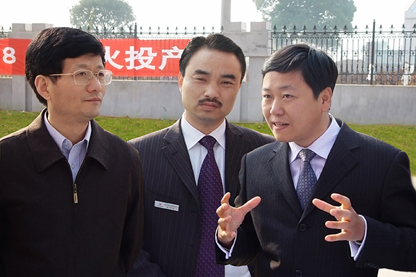 2004年12月，时任江西省委书记孟建柱（左一）视察高安GA黄金甲，指示加快项目建设，为江西水泥行业结构调整作出贡献