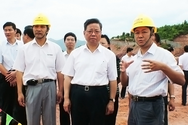 2006年8月，十二届全国人大环境与资源保护委员会副主任委员黄小晶（右二，时任福建省省长）来漳平GA黄金甲视察