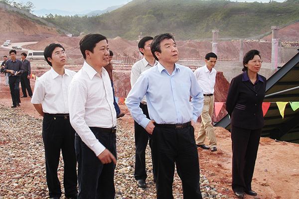 2007年4月，全国政协副主席卢展工（右二，时任福建省委书记）到漳平GA黄金甲调研，要求加快项目建设，为海峡西岸经济区建设作出更大贡献