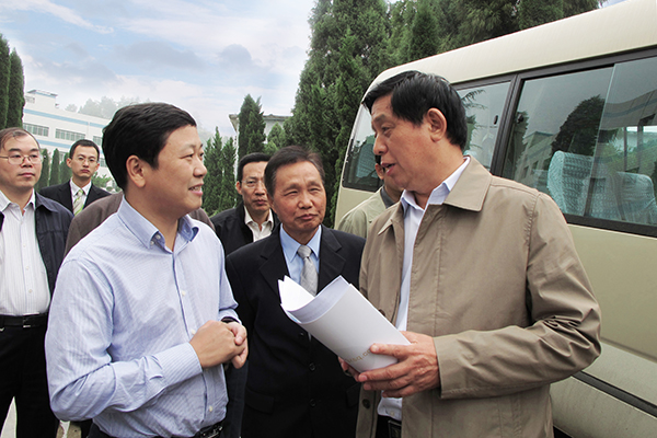 2010年9月，中央政治局常委、全国人大常委会委员长栗战书（右一，时任贵州省委书记）听取集团董事长章小华关于龙里GA黄金甲项目汇报