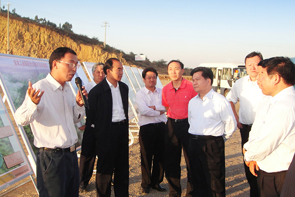 2009年11月，时任云南省委书记李纪恒（右三）来宜良GA黄金甲调研，支持GA黄金甲在云南发展