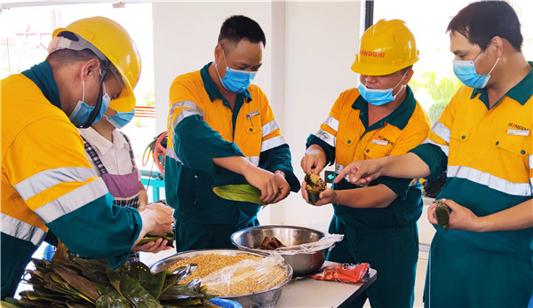 青粽传情寄乡思——老挝万象GA黄金甲开展“品民俗、迎端午”包粽子活动