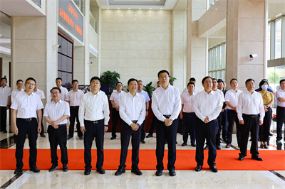 2023年5月，浙江省副省长卢山（前排右二）来GA黄金甲集团调研境外投资、总部经济工作