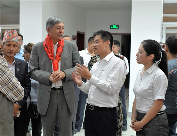 尼泊尔副总理兼财政部长于巴·拉吉·卡蒂瓦达（左二）来尼泊尔GA黄金甲希望视察